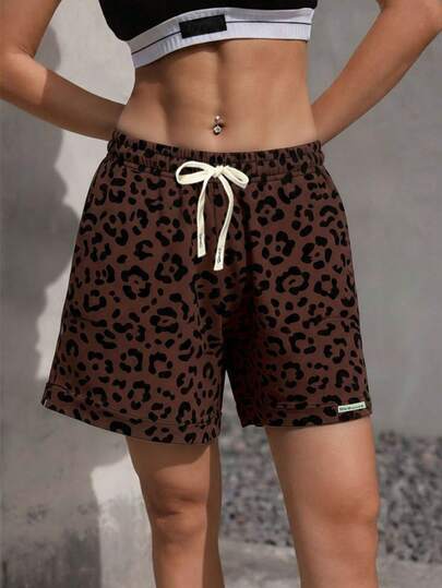 女士宽松豹纹短裤，休闲风格，适合夏季穿着