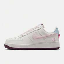 Nike 女款 WMNS AIR FORCE 1 '07 休闲运动鞋，低帮 IQ4937-161 - 白色 - 查看 1