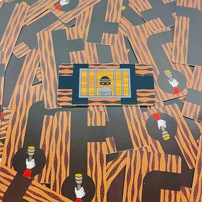 阻止他！一款合作卡牌策略桌游，包含69张卡牌，适合聚会互动、家庭游戏之夜，便携尺寸，方便旅行休闲娱乐，是馈赠佳品。