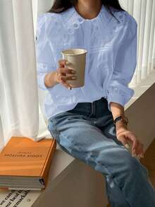 这款女士白色纽扣衬衫，适合办公室、下午茶、休闲外出、返校、乡村音乐会等场合穿着，优雅休闲又不失时尚感。这款白色翻领衬衫采用荷叶边领设计，袖长适中，面料无弹力，是通勤、教师节、感恩节、新年约会等场合的理想之选。 - 藍色 - 查看 6