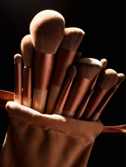 13件套化妆刷套装，柔软蓬松，包含专业粉底刷、散粉刷、眼影晕染刷，附赠化妆包和海绵，是送给化妆新手的理想礼物。随机棕色系。化妆刷采用柔软纤维材质，方便携带，是旅行、度假和日常美妆的理想之选。也可作为2025年圣诞节倒计时日历礼物，或作为送给女性和女孩的圣诞礼物。