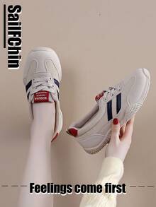 复古条纹设计,经典的白、红、灰双色拼接,轻松搭配日常穿搭。超轻舒适,柔软鞋面材质搭配轻盈鞋底,即使长时间穿着也不会感到疲劳。透气内衬,网眼内衬让双脚全天保持干爽舒适。防滑外底,低帮休闲款式,低帮设计完美贴合脚踝,方便穿脱,适合日常通勤和周末出行。 - 卡其 - 查看 3