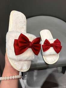 Dép lê nữ màu đỏ rượu vang thanh lịch đính ngọc trai và nơ, chất liệu nhung mềm mại, thoải mái, thích hợp làm quà tặng nhân dịp Lễ Tình nhân, đám cưới, các dịp lễ hội. - Đỏ và trắng - Xem 3