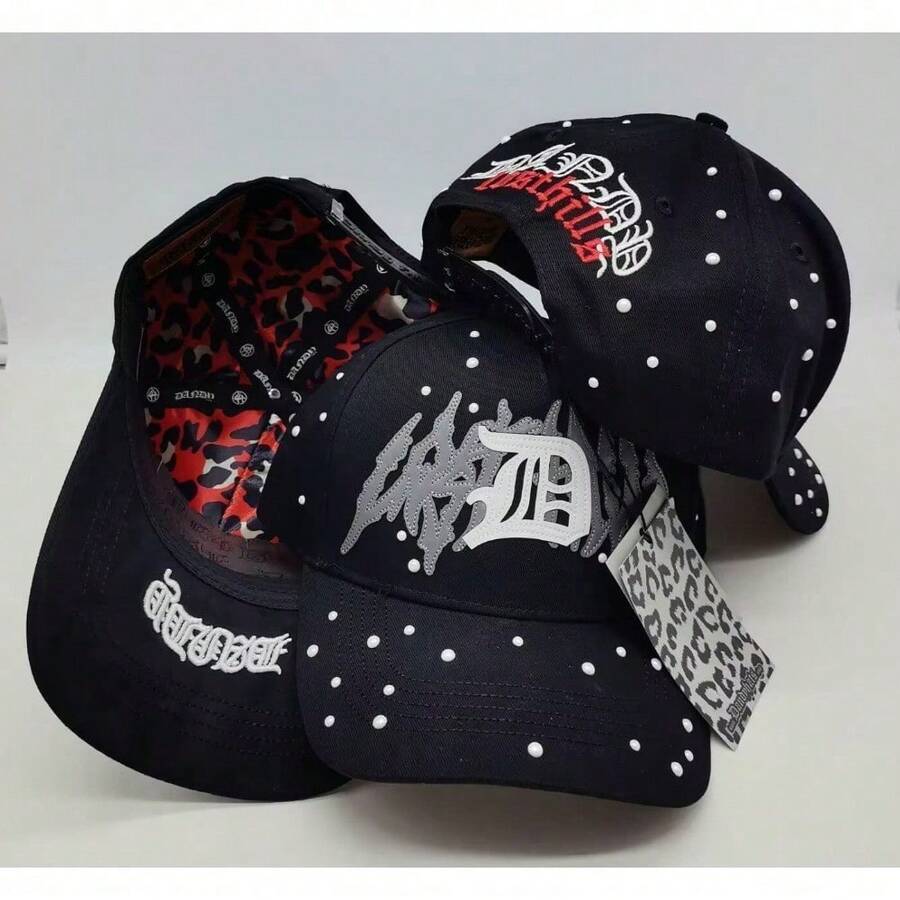 Gorra de Béisbol Punk Oscuro: Estilo Subcultural con Bordado Gótico, Remaches Blancos y Detalles de Leopardo para la Calle - Negro - Ver 1