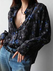 女士长袖衬衫，通体抽象艺术印花图案，翻领设计，简约时尚，宽松百搭，休闲上衣，采用轻盈涤纶面料，速干，可机洗，适合春、夏、秋季日常穿着或旅行。 - 黑色 - 查看 9