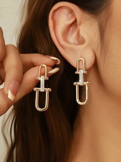 U型耳环一对，简约设计，优雅立方氧化锆耳钉，适合女性和女孩日常佩戴。