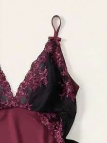Conjunto feminino de camisola curta com alças finas em camurça sintética de alta elasticidade, com detalhes em renda contrastante e barra com babados. - Vinho - Visão 2