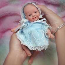 Mire&Mire 7英吋/18cm 真實感手工新生兒娃娃 全身柔軟實心矽膠 Reborn 娃娃 女孩款 藍色洋裝套裝 可愛手工 Reborn 娃娃 完美聖誕生日禮物（附隨機配件） - 藍色 - 查看 6