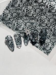 一款优雅精致的全图案蕾丝美甲贴纸，以复古柔美风格为特色，饰有精美的蕾丝图案、卷曲的花朵、枝条和镂空纹理，非常适合个人DIY和美甲沙龙使用。美甲用品 - 黑色 - 查看 5