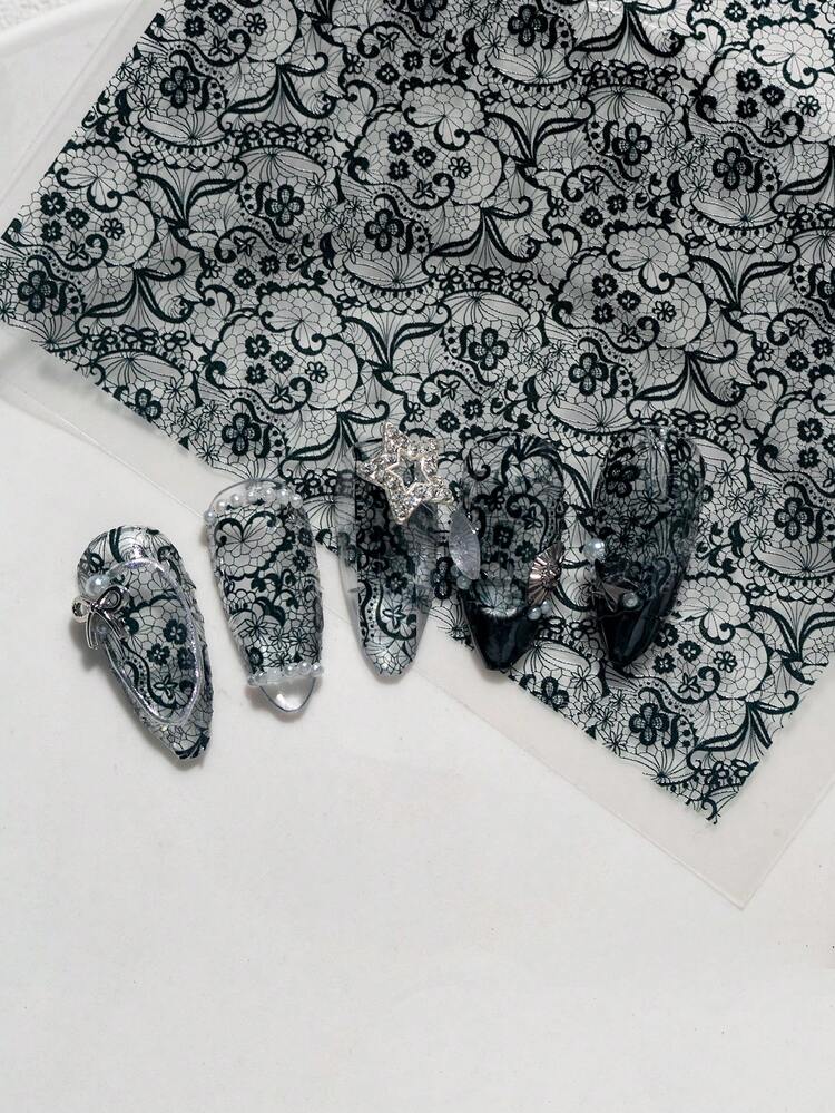 一款优雅精致的全图案蕾丝美甲贴纸，以复古柔美风格为特色，饰有精美的蕾丝图案、卷曲的花朵、枝条和镂空纹理，非常适合个人DIY和美甲沙龙使用。美甲用品 - 黑色 - 查看 5