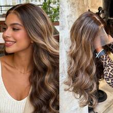 13x4 中分渐变棕色和金色合成蕾丝前假发，柔软长波浪发型，自然预修剪发际线和婴儿发。 - 彩色 - 查看 12