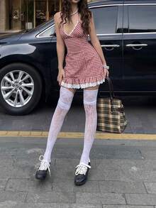 女士夏季美式复古红色格子蕾丝吊带裙，低胸系带腰身设计，凸显性感少女气质，简约性感风格，适合街拍和休闲场合，尽显优雅气质。 - 紅白色 - 查看 3