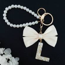 Móc khóa chữ cái đầu dễ thương màu trắng, móc khóa chữ cái in hoa bằng nhựa mạ vàng với mặt dây chuyền hình bướm tua rua, móc khóa thời trang dành cho nữ, quà tặng trang trí ví, túi xách, quà tặng Ngày của Cha, Ngày của Mẹ, sinh nhật, Lễ Tạ ơn và Giáng sinh, quà tặng ngày lễ cho mẹ, cha, tốt nghiệp và giáo viên. - nơ - Xem 27