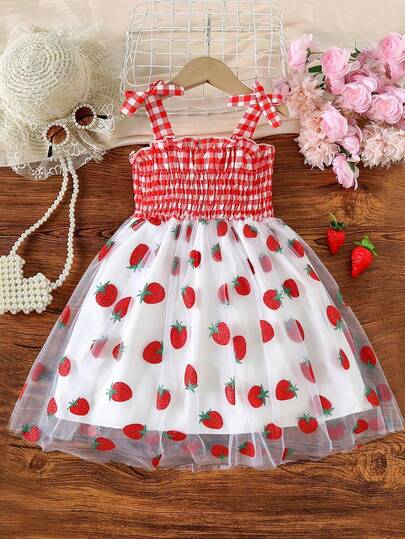Vestido sin mangas de malla y tul con volantes a cuadros rojos y blancos para niñas pequeñas, combinado con un estampado de fresa - Vestido de verano de ajuste regular para uso diario y actividades al aire libre, un vestido adorable y con un estilo de moda joven y vibrante