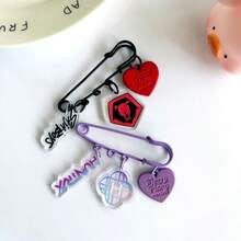Ghim cài áo acrylic KPop Dem0n Hvnters SAJAB0YS KATSEYE, phụ kiện ghim cài áo acrylic, hàng hóa ủng hộ Kpop. Phụ kiện ghim cài này có thể được cất giữ trong ví đựng thẻ, ví tiền, ba lô và các loại túi khác, và cũng có thể được sử dụng như một vật trang trí hoặc vật trang trí bàn làm việc đẹp mắt. Nó cũng có thể được dùng làm quà tặng cho bạn bè và gia đình. - Nhiều màu - Xem 4