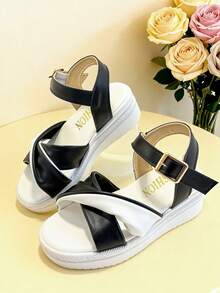 Ein Paar modische Kinder-High-Heel-Sandalen, elegante Mädchen-Keilplattform-Sandalen mit schwarz-weißem Farbblockdesign, geeignet für tägliches Einkaufen, Hochzeitsfeiern und Sommerurlaube. - Schwarz - Übersicht 7