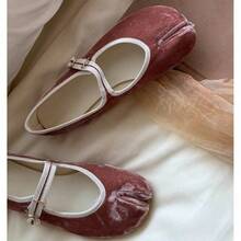 Chaussures plates pour femmes , un modèle exclusif de porc avec bout fendu et bride. - Rose bonbon - Voir 1