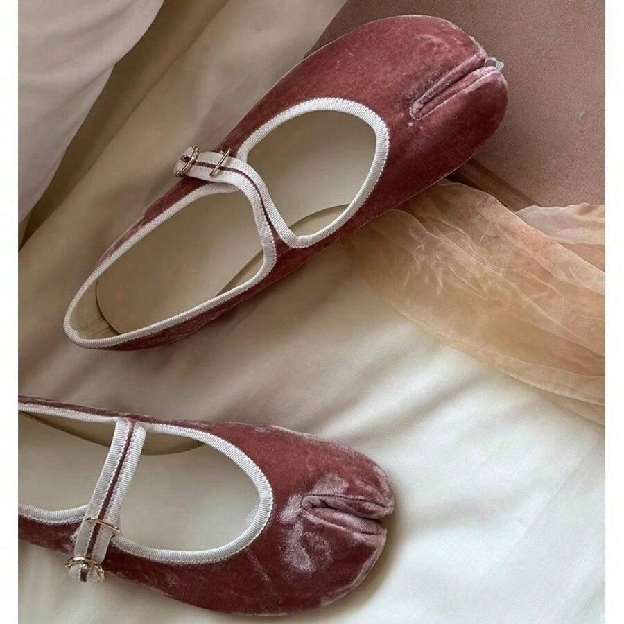 Chaussures plates pour femmes , un modèle exclusif de porc avec bout fendu et bride. - Rose bonbon - Voir 1