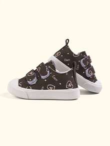 1双女童咖啡色帆布鞋，印有字母和爱心图案，双魔术贴设计，柔软平底，易于穿脱，圆头，甜美可爱风格，适合日常户外活动、运动、朋友聚会以及上学/情人节穿着（图案随机） - 咖啡棕 - 查看 5