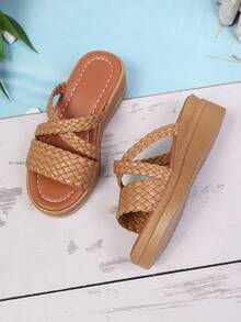 1 Pair Kids/Teens Girls Wedge Heel Criss-Cross Woven Hollow Textured Fashion Beach Sandals - Brown - View 3