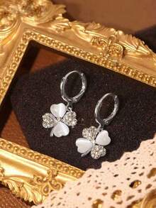 一对简约别致的猫眼石水钻花朵耳环，设计精致优雅，适合女性日常及节日佩戴。 - 銀色 - 查看 2