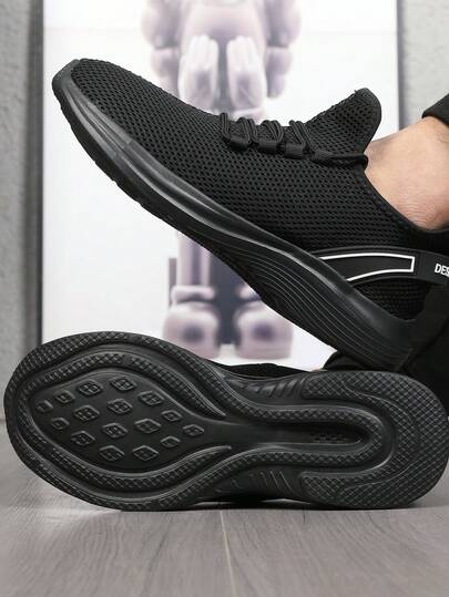男士轻便防滑透气网面运动鞋，全黑休闲鞋，适合通勤和户外活动穿着。