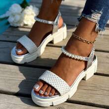 这款时尚的镶钻凉鞋，搭配珍珠腕带，更添几分轻盈飘逸之感；厚底设计巧妙拉长腿部线条。百搭、舒适、轻便。在泳池边的木质甲板上，这双鞋是夏日必备的甜心单品，闪耀的光泽让你在海滩或街头都成为众人瞩目的焦点。 - 銀色 - 查看 16