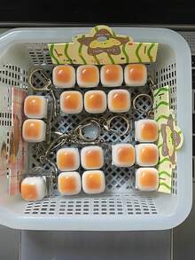 1个焦糖面包造型钥匙扣，可作为减压玩具、机械键盘测试器、钥匙扣、桌面装饰、手机挂饰和创意可伸缩玩具。 - 彩色 - 查看 10