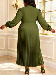 大码女士优雅褶皱长款连衣裙，领口饰有蝴蝶结，长袖设计，适合春季教堂正式场合、婚礼宾客派对等场合穿着。 - 軍綠色 - 查看 3