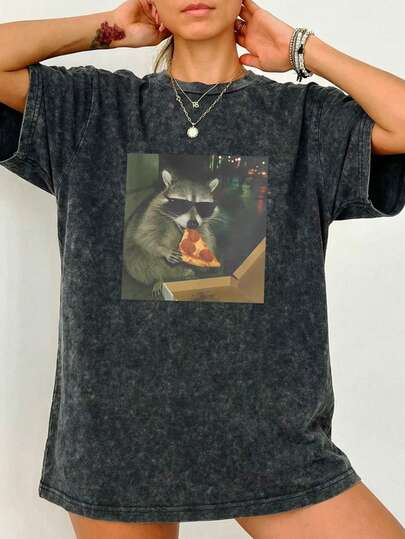 Plus-Size Women's Summer T-Shirt With Letter Print Raccoon Eating Pizza Pattern, Unique Street Style, Retro Comfort, Fashionable And Versatile Plus-Size Women's Commuter Wear, Suitable For Outdoor Leisure, Regular Niche Punk Style Black Slim Fit Round Neck Short Sleeve Plus Size Washed T-Shirt.