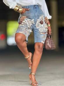 GLOURI Women's Light Blue Denim Distressed Shorts - 3D Lace Flower Embellishments & Ripped Fringe Hem | Sweet-Edgy Mix Style For Brunch Dates, Daily Hangouts & Casual Meetups (Denim Comfortable & Decorative Chic Detail) For Effortless Date-Ready & Daily Sty - 藍色 - 查看 5