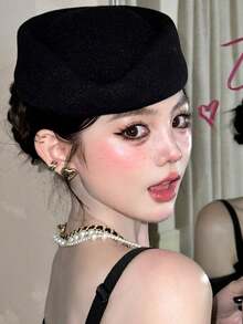 1顶女士复古贝雷帽，羊毛款，适合秋冬季节，低饱和度色彩，完美修饰颈部线条；羊毛款适合搭配西装/外套，缎面款适合搭配春夏连衣裙；饰以羽毛/珍珠，低调优雅；适合办公室、宴会、派对等场合。 - 彩色 - 查看 5