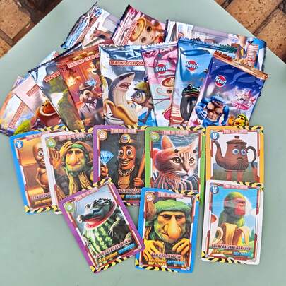 96 Stück/12 Packungen - Italienische Brainrot Rot Kartensammlung - Tralalero Tallala und TungTung Sahur: Mythische Berge und Meere Sammelkartenspiel - Anime-Stil Kampfserie, 8 Karten pro Packung, lebendige, farbenfrohe Illustrationen, Wettbewerbsspiel