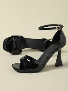 女款 9CM 超高跟細跟涼鞋，扣帶露趾漆皮亮面，夏季新款時尚夜店風，優雅性感百搭，適合度假與辦公室，模特兒伸展台風格，後繫帶鏤空設計，方頭黑色包跟羅馬涼鞋，2026 春/秋，尺寸 33-43 - 黑色 - 查看 2
