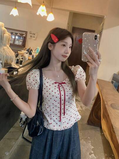 少女感撞色波点蝴蝶结花瓣袖方领衬衫，显瘦又显年轻