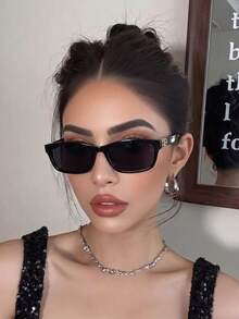 男女通用黑色复古方形小框太阳镜，经典塑料时尚眼镜，夏季度假必备复古防紫外线太阳镜，适合海滩、旅行、驾驶和日常佩戴 - 黑色 - 查看 1