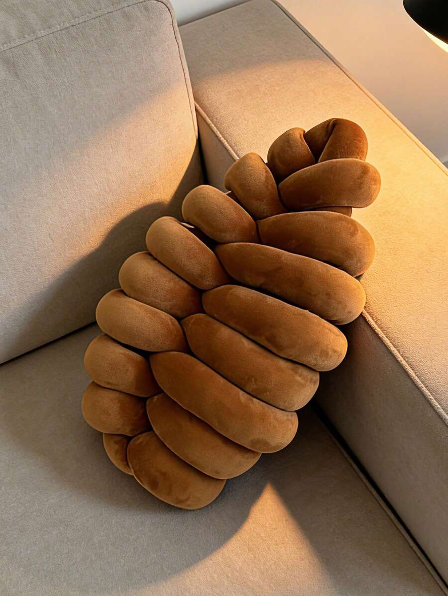 1个手工钩织焦糖色毛毛虫装饰抱枕，柔软舒适的氨纶面料，现代简约风格，适用于客厅、沙发、卧室等场所，提供两种尺寸可选 - 请查看尺寸详情 - 焦糖 - 查看 1