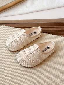 1 đôi dép đi trong nhà cho bé gái, kiểu dáng mới năm 2026, phần trên bằng lưới thoáng khí, đế chống trượt bền chắc, thiết kế tối giản và thời trang. - Màu be - Xem 5