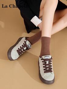 زوج من أحذية كاجوال نسائية من لا شابيل ذات سُمك في القاعدة وأربطة، قاعدة ناعمة للاستخدام الخارجي في الصيف، برقبة منخفضة، أصابع قدم مستديرة، كعب منخفض مانع للانزلاق، لون أنيق ذو قاعدة ناعمة مناسبة للتنزه، أحذية رياضية جلدية منخفضة للنساء مناسبة لصور التخرج - كاكي - مشاهدة 7