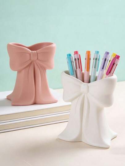 1个可爱蝴蝶结造型装饰功能桌面笔筒，适用于办公室、书房和家居装饰，时尚的桌面配件，适合女孩和女士，也可用作蝴蝶结文具收纳盒。