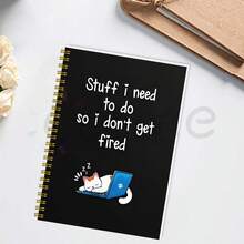 GDTME 1本双面印刷螺旋装订笔记本，黑色封面，印有幽默标语“避免被炒鱿鱼的待办事项”，以及一只猫咪趴在电脑上睡觉的可爱插图。这款轻松有趣的笔记本设计提醒您记录待办事项，既实用又能缓解压力。文具、日记本、笔记本、办公用品。 - JZ-0630工作筆記本 - 查看 7