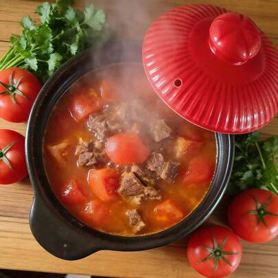 Stainless Steel Pot For Home Use, Ceramic Soup Pot, Suitable For Cooking In Gas Stoves. It Has A Thick Pot Body For Preserving Heat And Maintaining Temperature. It Is Not Affected By Sudden Heating Or Cooling From Open Flames. It Can Be Dry-Baked Without Cracking.