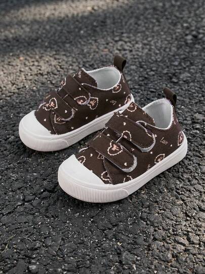 1双女童咖啡色帆布鞋，印有字母和爱心图案，双魔术贴设计，柔软平底，易于穿脱，圆头，甜美可爱风格，适合日常户外活动、运动、朋友聚会以及上学/情人节穿着（图案随机）