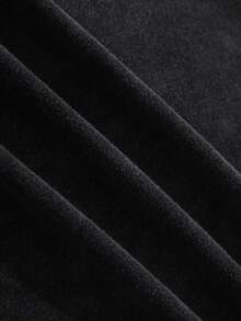 Marvel 这款联名T恤采用经典图案印花设计。这款休闲水洗短袖T恤舒适百搭，经久耐穿，是日常穿着的理想之选。 - 黑色 - 查看 6