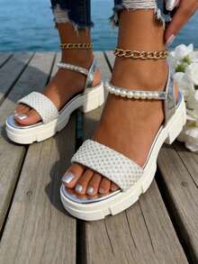 这款时尚的镶钻凉鞋，搭配珍珠腕带，更添几分轻盈飘逸之感；厚底设计巧妙拉长腿部线条。百搭、舒适、轻便。在泳池边的木质甲板上，这双鞋是夏日必备的甜心单品，闪耀的光泽让你在海滩或街头都成为众人瞩目的焦点。 - 銀色 - 查看 8