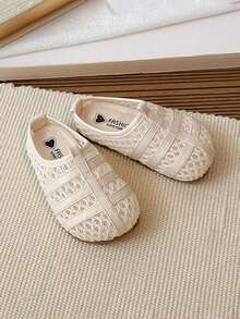 1 đôi dép đi trong nhà cho bé gái, kiểu dáng mới năm 2026, phần trên bằng lưới thoáng khí, đế chống trượt bền chắc, thiết kế tối giản và thời trang. - Màu be - Xem 1