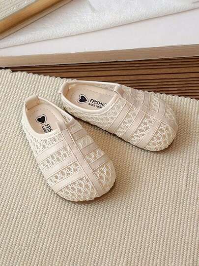 1 đôi dép đi trong nhà cho bé gái, kiểu dáng mới năm 2026, phần trên bằng lưới thoáng khí, đế chống trượt bền chắc, thiết kế tối giản và thời trang.