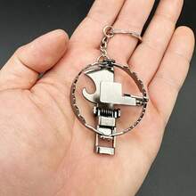 Llavero/accesorio de bolso con trampa de metal en forma de ratón de moda y divertido. Multifuncional, se puede usar como abridor de botellas, dije de bolso o alivio del estrés diario. Adecuado para mochilas/bolsos de hombro. También se puede usar como colgante de llave de coche 2026 o artesanía personalizada con trampa de ratón. Ideal para usar como llavero, colgante de mochila, llavero de coche, decoración de bolso u ornamento. Un gran regalo para el Día del Padre, San Valentín, cumpleaños u otras festividades. - Multicolor - Ver 3