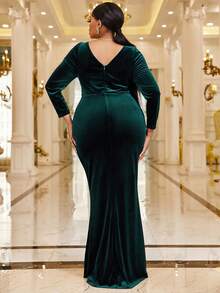 YISIKADO Plus Size Women V-Neck Ruched Slit Velvet Long Sleeve Dress - Dark Green - View 3