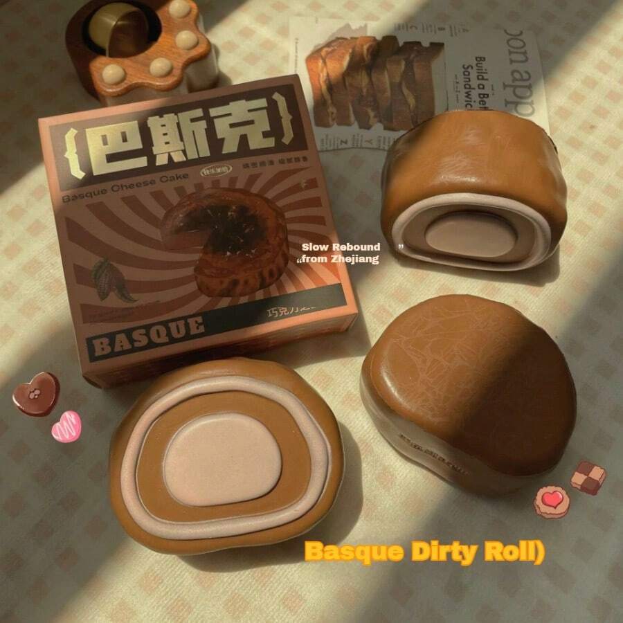 1. Đồ chơi nhồi bông hình bánh phô mai xứ Basque dễ thương, siêu mềm mại và đàn hồi chậm, có nhạc nhào nặn, hình dạng món tráng miệng thực tế dễ thương, đồ chơi giảm căng thẳng, chống lo âu, quà tặng sinh nhật và quà tặng tiệc tùng hoàn hảo, chất liệu đàn hồi chậm.